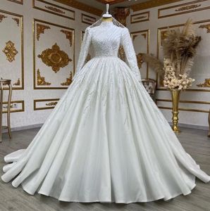Underbara bröllopsklänningar för kvinnor 2024 High Neck Heavy Pearls Beading Satin Court Train Brudklänning Princess Bride Dress Arabic Vestido de Novia