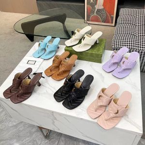 Mulheres chinelos de couro piscina feminina lâminas de tanga sandálias com chinelos duplos Chevron rosa claro Matelasse Chinete Verde Stripe Green Summer Slippers