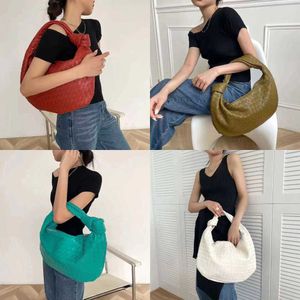 本物の40cm 2024 Chaoda Dumpling Handheld Wallet Buns Designer Woven Baskets Leather Bags Cloud Knotted Vegetable Luxuries Designers Women Black Bag Tote R7f1