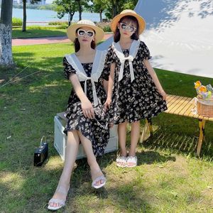 Familjekläder sommarmamma barn blommor klänning mamma och dotter matchande kläder flickor koreanska klänning baby flicka kläder 240507