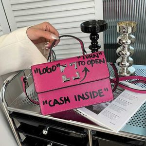 Handväska clearance detaljhandels grossist 95% rabatt på butikspåsar färg ny äkta läder godis nisch axel bokstav crossbody graffiti liten handhållen fyrkantig väska