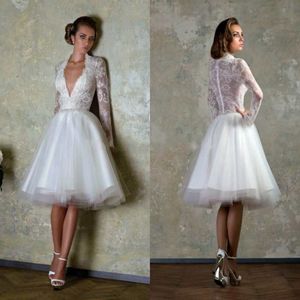 Spets Little White Long Sleeve Wedding Dresses 2017 Deep V Neck Kort brudklänningar En linje Tiered Kne Length Wedding Dresses 225G