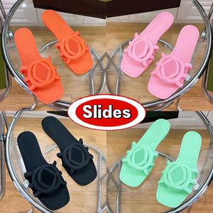 Ny sammanlåsande gummi Slide Designer Sandaler Flats Hälen Pink Pale Green White Black Orange Luxury Sandal Summer Beach Slippers Outdoor Womens Slide Slipper