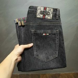 メンズジーンズブラックハイエンドエラスティック刺繍パッチワークジーンズメンズ秋と冬のファッションブランド超薄いフィートはすべてQ240509と組み合わされています