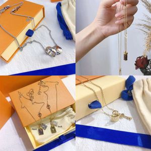 Stil halsband hänge halsband designer rostfritt stål pläterat faux läderbrev för kvinnor bröllop smycken