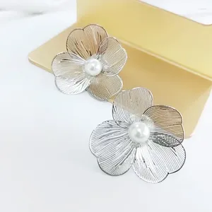 Orecchini per borchie Fiore di temperamento per donne coreane delicate semplici petali di lavoro in metallo Openwork imitazione gioielli eleganti perla