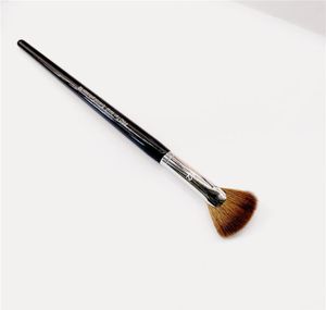 Pro Fan Highlight Makeup Brush 62 Precision Face Eye Shadow Powder Blush Cosmetics Beauty Tools4564405