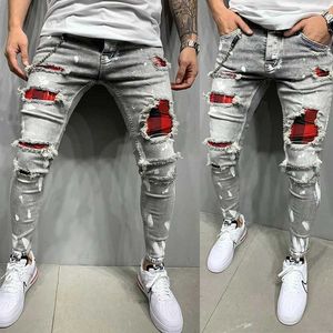 Mäns jeans herrar täta rivande jeans vanliga lappar denim byxor hip-hop tryckning jogging pennor högkvalitativa herrbyxor q240509