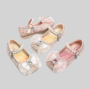 Sneakers Girls shallow mouth rhinestone shoes bow shaped stylish princess 2023 autumn new childrens girls performance small leather H240510