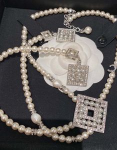2024 Collana a sospensione di qualità di qualità di lusso con perle di gusci naturali in diamante scintillante placcata in argento ha orecchini a goccia di francobollo PS3635B