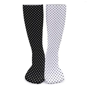 Mulheres meias preto e branco meias de dois tons feminino retrô ponto de polca confortável executando um padrão de padrão não deslizante