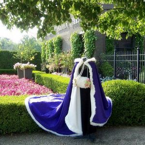 Hochzeitskleider Victorian Bridal Cape Navy Blue Elfenbein Satin mit Pelz -Trimm Hochzeit Umhang für Winter 246m