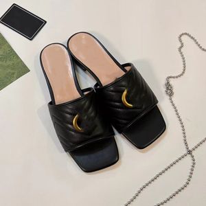 Designer Slippers Slides femininos Sandálias planas Sandálias Moda Moda Sapatos de couro preto Sapatos casuais Metallic Slide brilhante Couro dourado Sandálias de tela