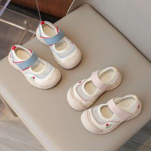 Flickas vår/sommar nya barns andas casual mesh koreanska modesport baotou kollision resistenta babyskor