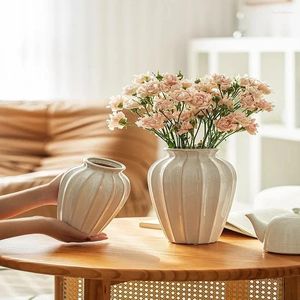 Vasen Minimalistische Blumenvase vertikaler Streifen weißer Keramikglas Esstisch Dekorative Gegenstand für elegante Einstellungen