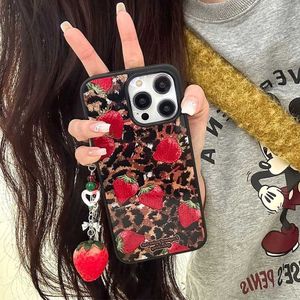 Handyfälle Luxus süßes sexy Mädchen 3d Erdbeer -Leoparden -Hülle für Apple iPhone 15 Pro Max 14 12 13 11 Japan Korea Ins Anhänger Soft Cover Geschenk J240509