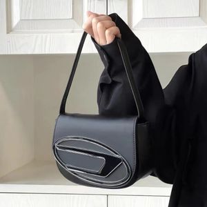 Женщина мода класть джингл дизайнерские сумки на плечах классики
