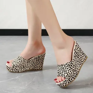 Chinelos 2024 mulheres plataformas cunha sandálias sapatos mulher casual fundo grosso leopardo salto alto moda
