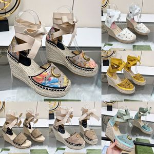 Beige Straw Sandals Ploral Pumps شهيرة المصمم أحذية الصيف شاطئ الصنفال Women High Blood Highs Canvas Espadrille Gold-Toolware Trim Grosgrain Lace-Up