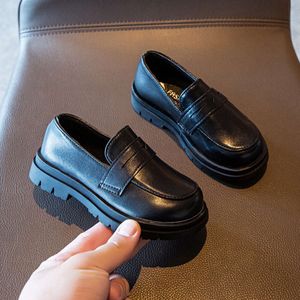 Barnläder 2024 Spring och Autumn New Boys 'Black Single British Style Women's Treasure Soft Sole Bean Shoes for Middle School Children