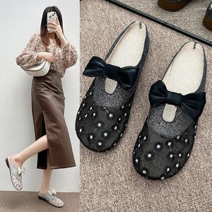 Sapatos casuais 2024 Summer Bow Knot Baotou escavando fios de malha meio chinelos externos usando mulheres