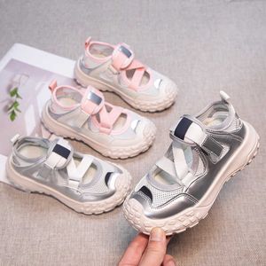 Sandals Childrens Sports Shoes 2024 New Summer Soft Sole Girls Hollow Breathable Mesh Boys Baotou Beach H240510