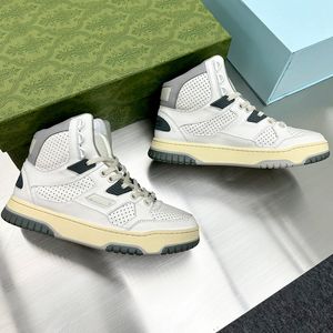 2024 Nuovi colori unici grigio chiaro e bianco Contrasto Sneaker femminili abbinati con design di fibbie in metallo Nuovo colore Sneaker casual retrò a taglio alto taglio alto 35-41