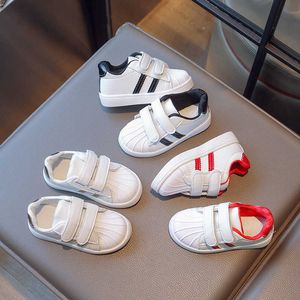 Sneakers Shell Head Board Shoes for Childrens Sports Boys Spring and Autumn Casual 2023 Små vita barn H240510