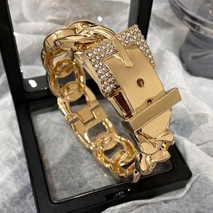 Fashion Buckle Belt -formad chunky armband för kvinnor glänsande inlagd roston metall ihålig knut manschettarmband armbandsmycken 240510