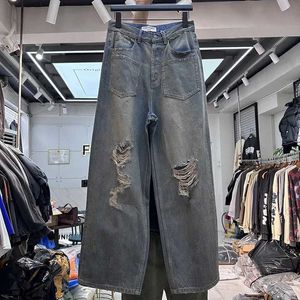 Mäns jeans klippt med en lerafärgad kniv H240508