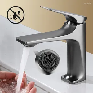 Rubinetti del lavandino da bagno nucleo ottone da bagno moderno rubinetto moderno manico singolo a ponte per lavabo del lavabo montato e mixer freddo