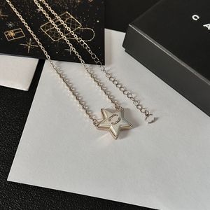 Boutique 18K Gold-Plated Necklace designade en stjärnformad designer för fashionabla söta flickor högkvalitativa romantiska kärleksgåva för födelsedagsfester