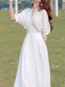 Französische weiße Taille Cinching Temperament Kleid 2024 Neue Sommer V-Ausschnitt Tee Break Long High-End-Märchenkleid