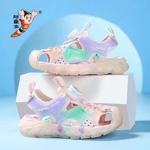 Astro Boy Kızlar Sandalet Yeni Top Kick Orta ve Büyük Çocuk Plajı Anti Slip Yumuşak Sole Erkek Ayakkabı Yaz