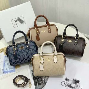 2024 New Kou C Jia Chi Lao Hua Mini Boston Moda Tek Omuz Crossbody Yastığı Elde Taşınmış Kadın Çantası% 80 Fabrika Toptan