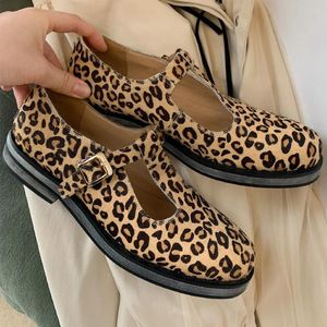 Casual skor kvinnors äkta läder hästhår leopard t-rem lägenheter runda tå retro kvinnlig mjuk comfrotable aily skor kvinnor