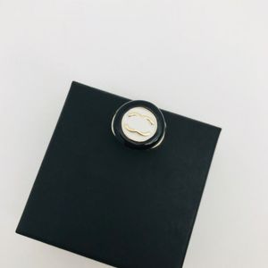Designer di logo del marchio vintage White smalto Diamante combinazione anello aperto a doppia lettere per un regalo per le vacanze di lusso in ottone senza tempo