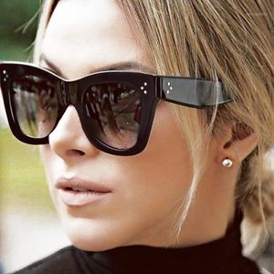 Winla Fashion Occhiali da sole Donne Designer popolari Brand Designer Occhiali da sole Luxury Stion Stile Sun Glasshi Female Rivet Shades Uv4001 232C