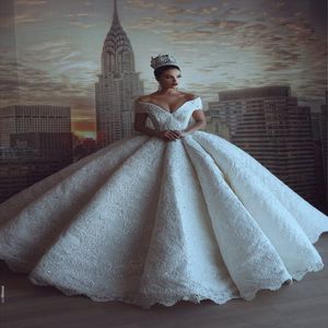 Designer Dubai Arabisch Luxus Ballkleid Spitze Brautkleider vor Schulter Rückenfreier Applique Perlen Kapelle Zug Brautkleiderkleider 201T