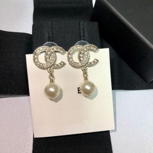 18K Gold Fashion Dangle Drop Pearl Earring Designer Brincos para mulheres A amantes de festas de festas Gretos Jóias com Flannel Bag 925 Silver 224k