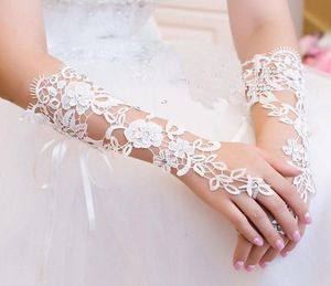 Ny ankomst 2019 Spring Bridal Accessories White Fingerless spets Brudhandskar Billiga hela bröllopshandskar3748455