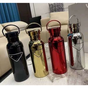 2024SS Designer Portable Vacuum Sports Water Bottle 304 Rostfritt stål Isolerad kopp med handtag Klassisk tryckt bilvattenkopp 4 -färger