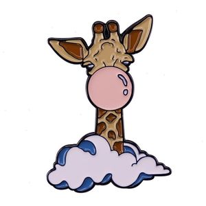 Blowing Bubble Gum Giraffe Emamel Lapel Pin Fantasy Clouds Animal Brosch Fun Badge