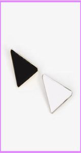 Metal Triangle Letter Brosch New Women Girl Triangle Brosches Suit Lapel Pin White Black Fashion Jewelry Accessories Designer G2232934144