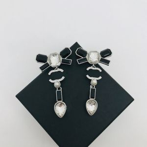 Brincos de garanhão de garanhão de luxo letra dupla preto e branco Conjunto de diamante Brincos de arco nunca desaparecem brincos de bronze joias de festa feminina