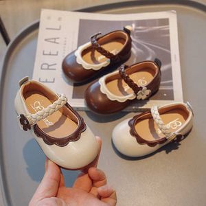 Sandals Girls Little Leather Sapatos Baby Princess Single 2024 Primavera e outono Novo Childrens Vovó pré -escolar H240510