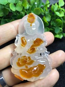 Estatuetas decorativas pendentes de ágata de cor natural Guanyin amulet Avalokitesvara Buddha abençoe Lucky Hanging Mascot Chalcedony