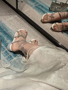 ドレスシューズラインストーン女性サンダルスライドファッションパーティーポンプ厚いミッドヒールバタフライデザインエレガントなクロスストラップ