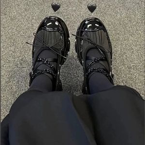 Мода высококачественная женщина повседневная плоская обувь модная жемчужная мелкая лодыжка, дамы, одевайтесь в плоскую элегантную обувь Мэри Джейн 240509