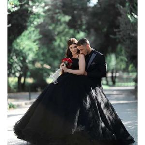 Schwarzer Ballkleid Jäten Kleider sexy Spaghetti Tulle Brautkleider Plus Größe Puffy Rückenless Sweep -Zug Hochzeitskleid 156 0510